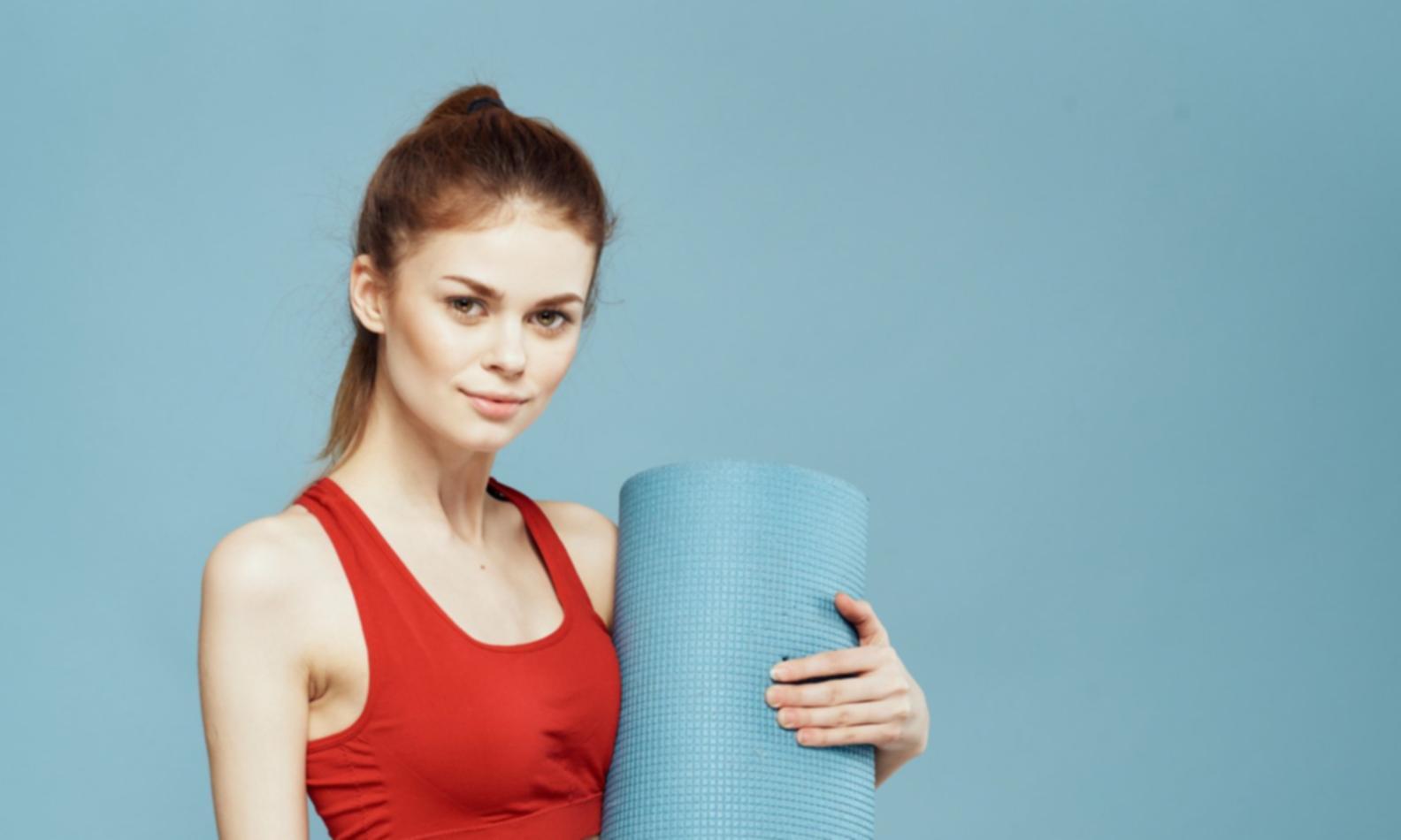 Espacio de trabajo organizado con elementos naturales que promueven la calma